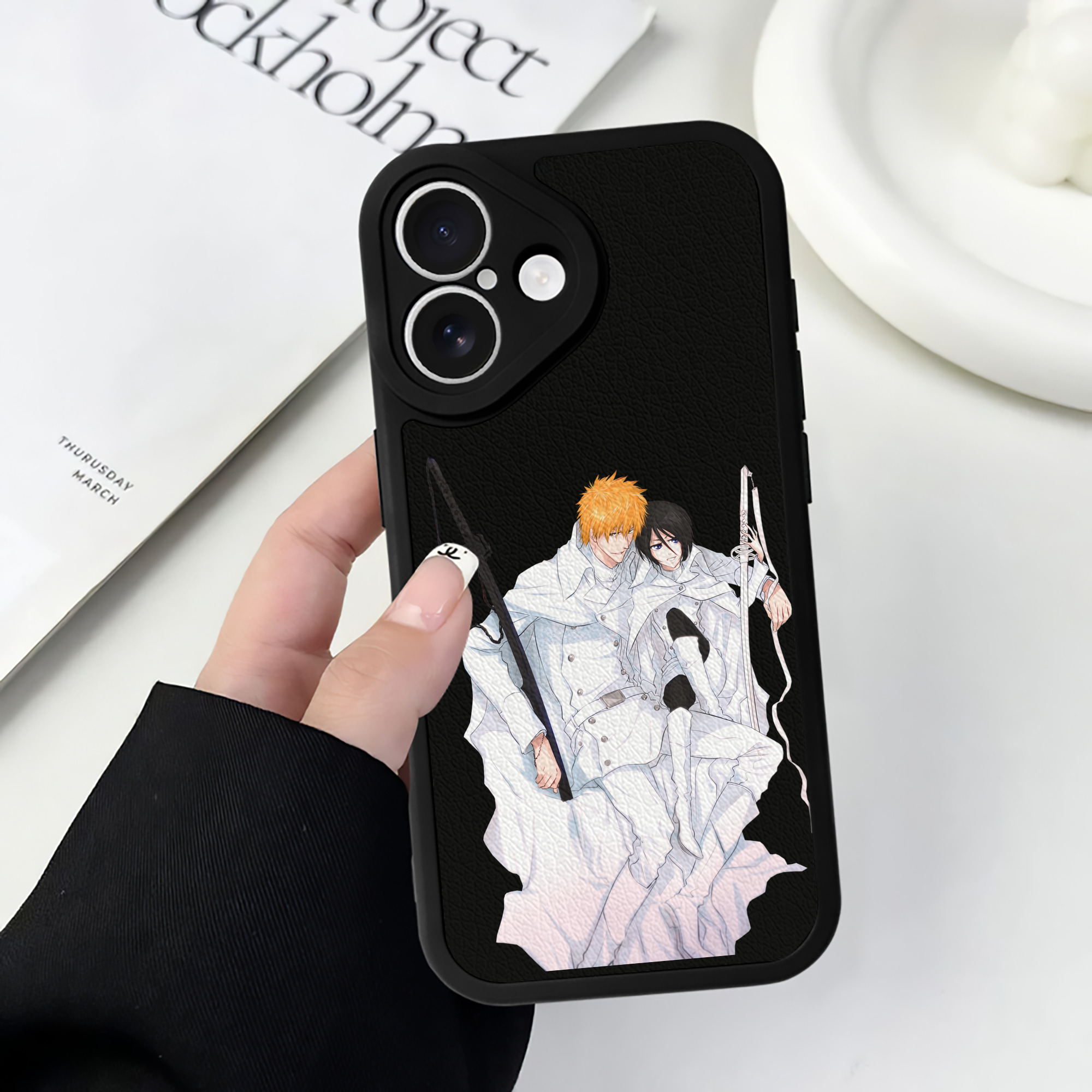 ブリーチ 黒崎一護（くろさき いちご）BLEACH Kurosaki Ichigo 【iPhone 16シリーズ対応】シリコンスマホケース（レザー調） 材質：シリコン
